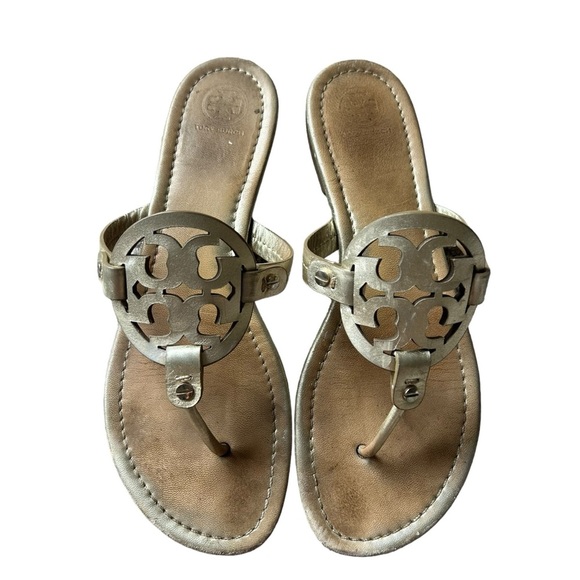 Tory Burch Miller gold logo flat sandals slip on thongs size 10.5 leather metal - Picture 3 of 7
